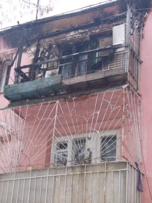Сгорел балкон, квартиру спасли